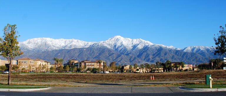 Rancho skyline with mountains